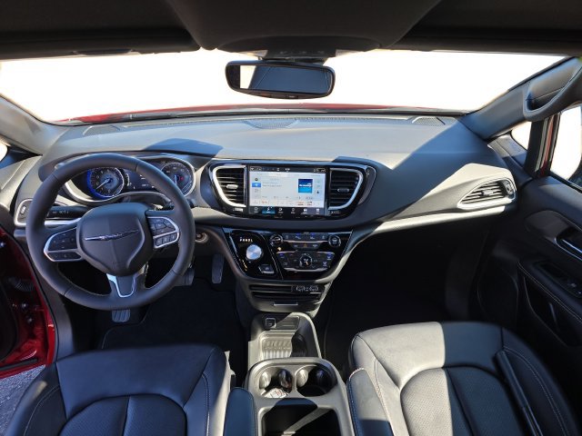 Used 2025 Chrysler Pacifica Select FWD image 31