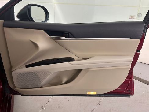 Used 2018 Toyota Camry LE image 30