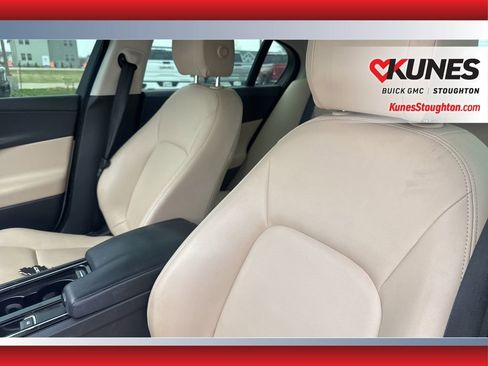 Used 2018 Jaguar XE Premium image 19