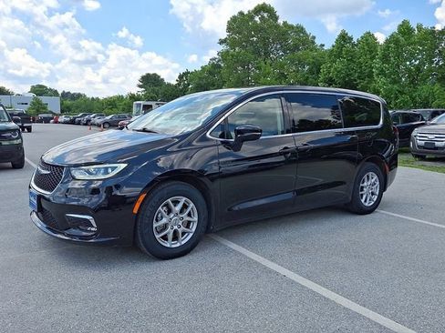 Used 2024 Chrysler Pacifica Touring-L FWD image 6