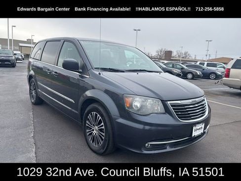 Used 2014 Chrysler Town & Country S image 2