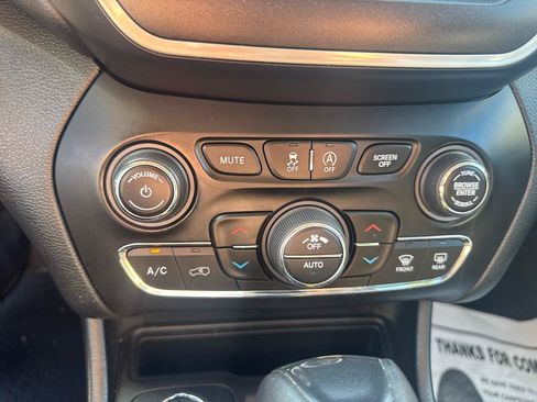Used 2021 Jeep Cherokee Trailhawk AWD/4WD image 40
