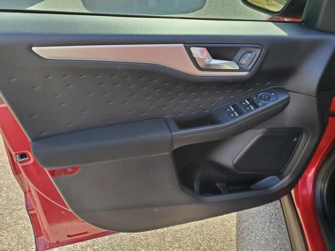 Used 2020 Ford Escape SE image 14