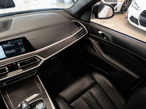 Used 2022 BMW X7 M50i image 11