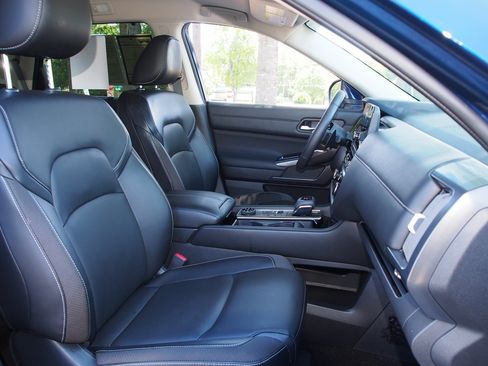 Used 2024 Nissan Pathfinder SL w/ Black Appearance Package AWD/4WD image 12