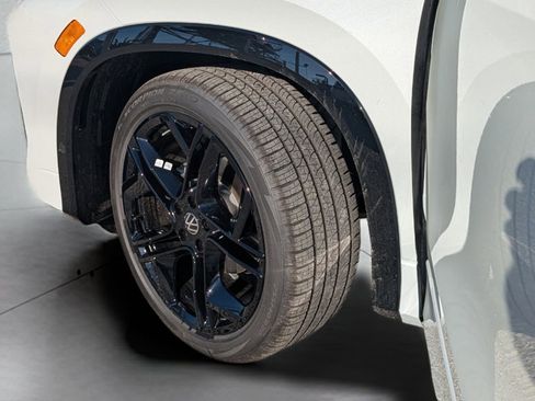 New 2026 Volkswagen Tiguan SE R-Line FWD image 28