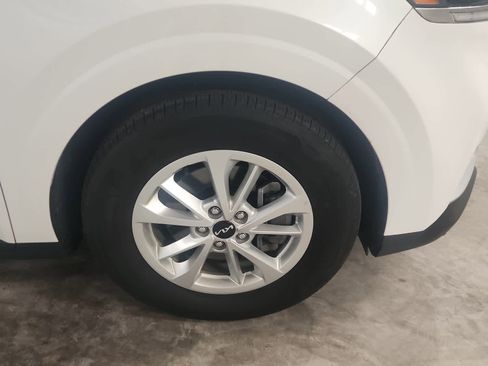 Used 2024 Kia Carnival LX image 14