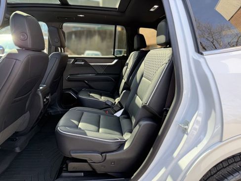 Used 2025 GMC Acadia Denali w/ Super Cruise Package image 21