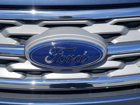Used 2018 Ford Explorer XLT w/ Equipment Group 201A AWD/4WD image 14