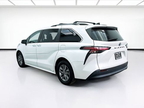 Used 2022 Toyota Sienna XLE w/ XLE Plus Package image 6