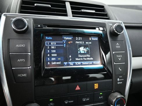 Used 2015 Toyota Camry SE FWD image 12
