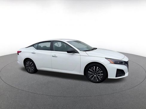 Used 2025 Nissan Altima 2.5 SV FWD image 2