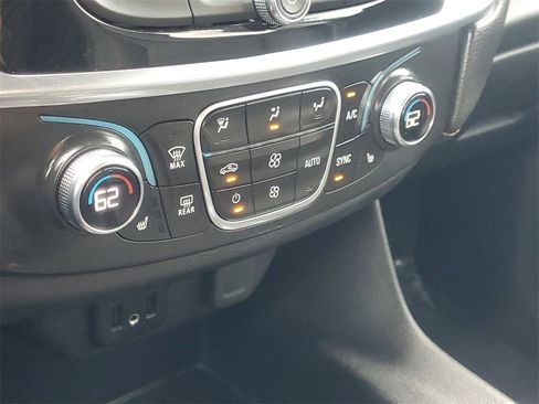 Used 2021 Chevrolet Traverse LT image 30