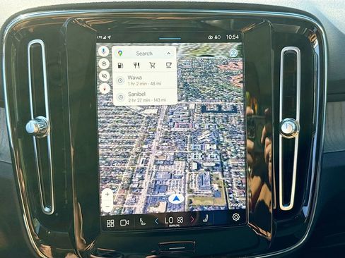 Used 2023 Volvo XC40 B5 Plus image 14