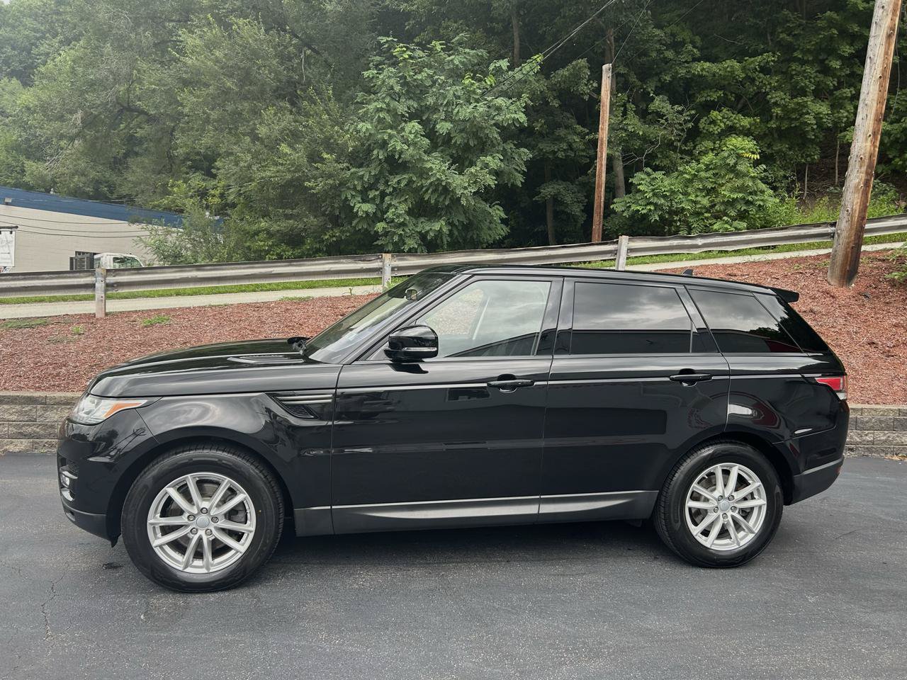 Used 2016 Land Rover Range Rover Sport SE AWD/4WD image 2