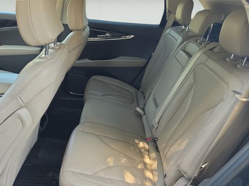 Used 2022 Lincoln Nautilus FWD w/ Premium Package image 19