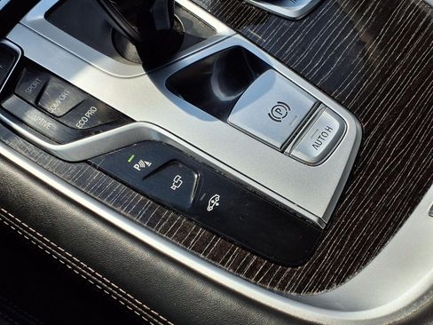 Used 2019 BMW 750i w/ Executive Package RWD image 21