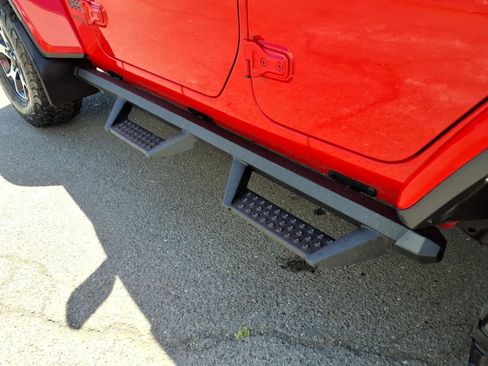 Used 2022 Jeep Wrangler Unlimited Rubicon w/ LED Lighting Group AWD/4WD image 9