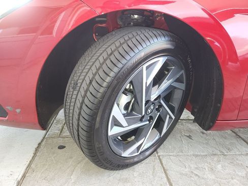 Used 2025 Hyundai Elantra Limited image 32