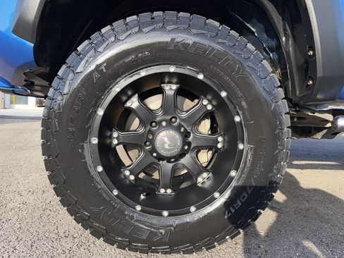 Used 2017 Toyota Tacoma TRD Off-Road AWD/4WD image 19