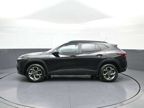 Used 2025 Chevrolet Trax LT w/ LT Convenience Package FWD image 9