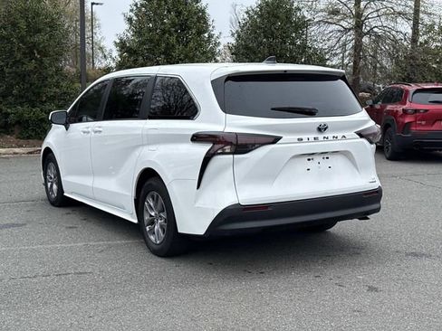 Used 2023 Toyota Sienna LE image 4