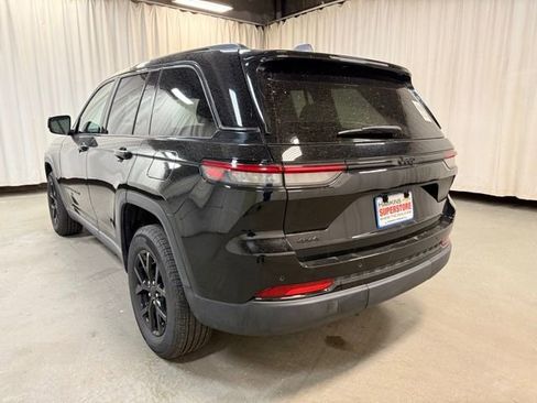 Used 2025 Jeep Grand Cherokee Altitude image 8