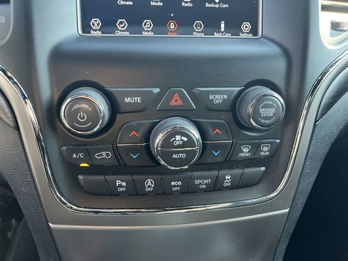 Used 2019 Jeep Grand Cherokee Laredo image 29