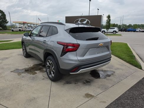 Used 2025 Chevrolet Trax LT FWD image 7