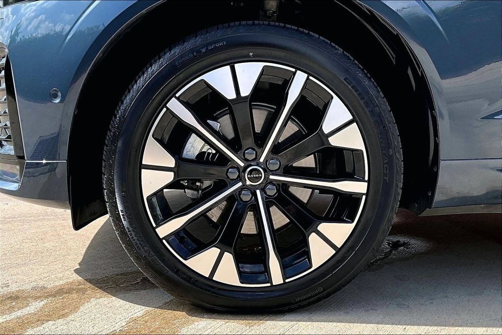 Certified 2026 Volvo XC60 B5 Plus AWD/4WD image 11