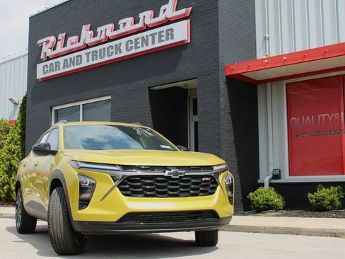 Used 2025 Chevrolet Trax RS w/ Driver Confidence Package FWD image 2