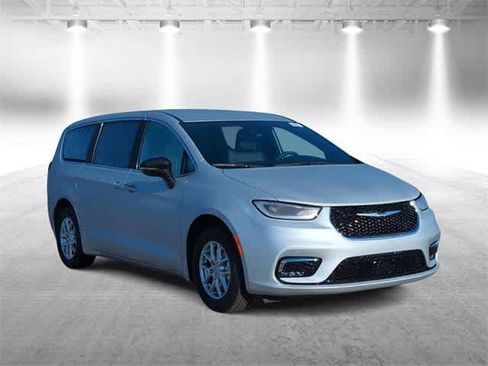 New 2026 Chrysler Pacifica Select image 2