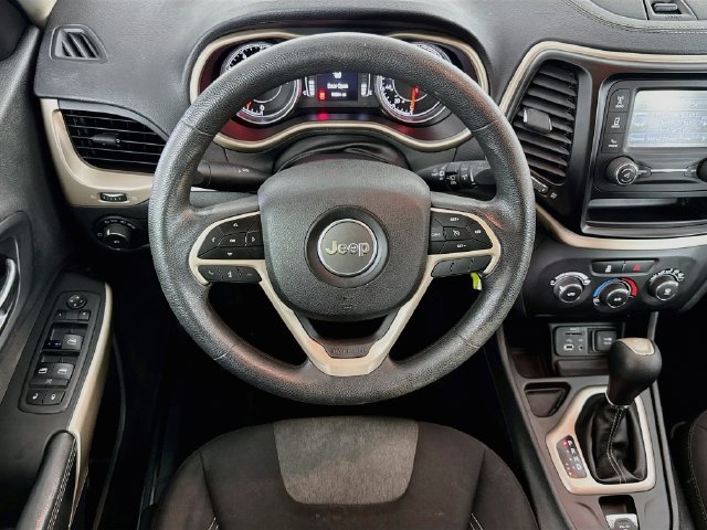 Used 2018 Jeep Cherokee Latitude FWD image 14