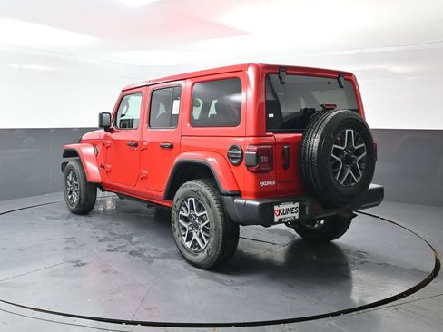 Used 2025 Jeep Wrangler Unlimited Sahara AWD/4WD image 11