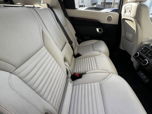 Used 2023 Land Rover Discovery S image 42