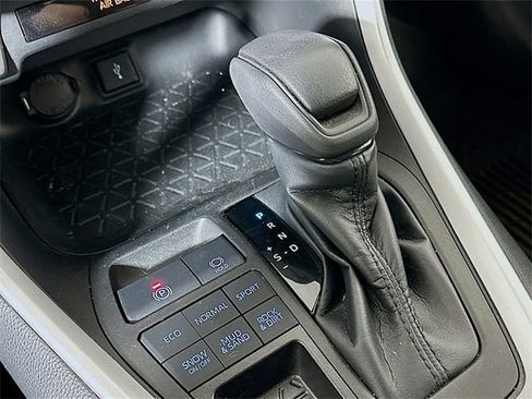 Used 2022 Toyota RAV4 XLE image 17