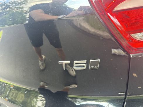 Used 2022 Volvo XC40 T5 Momentum AWD/4WD image 9