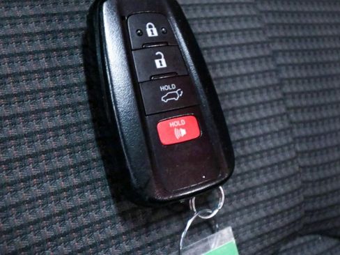 Used 2022 Toyota Highlander LE FWD image 12