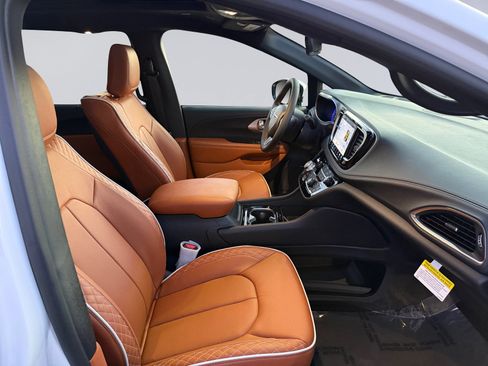 New 2026 Chrysler Pacifica Pinnacle image 15