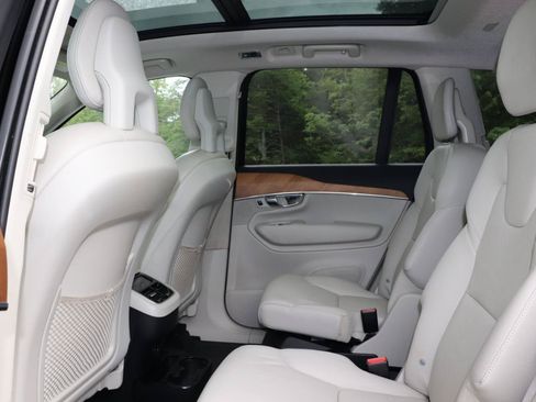 Used 2022 Volvo XC90 T6 Momentum AWD/4WD image 35