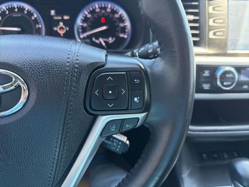 Used 2019 Toyota Highlander AWD V6 image 28
