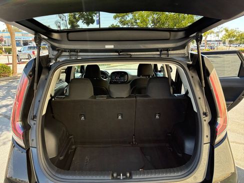 Used 2025 Kia Soul LX w/ LX Technology Package FWD image 29