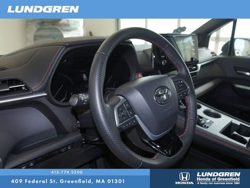 Used 2022 Toyota Sienna XSE w/ XSE Plus Package AWD/4WD image 9