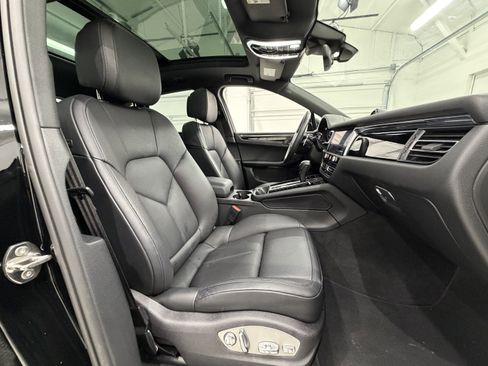 Certified 2025 Porsche Macan image 22