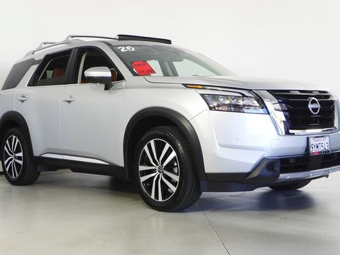 Used 2025 Nissan Pathfinder Platinum w/ Cargo Package FWD image 4