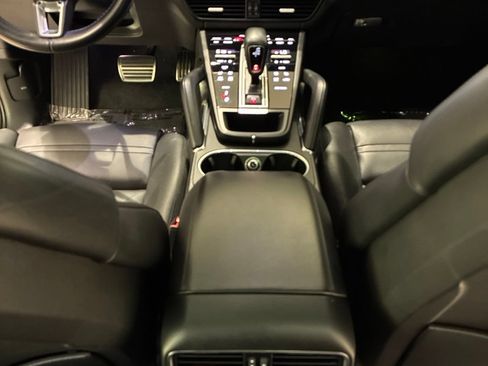 Used 2020 Porsche Cayenne Turbo AWD/4WD image 17