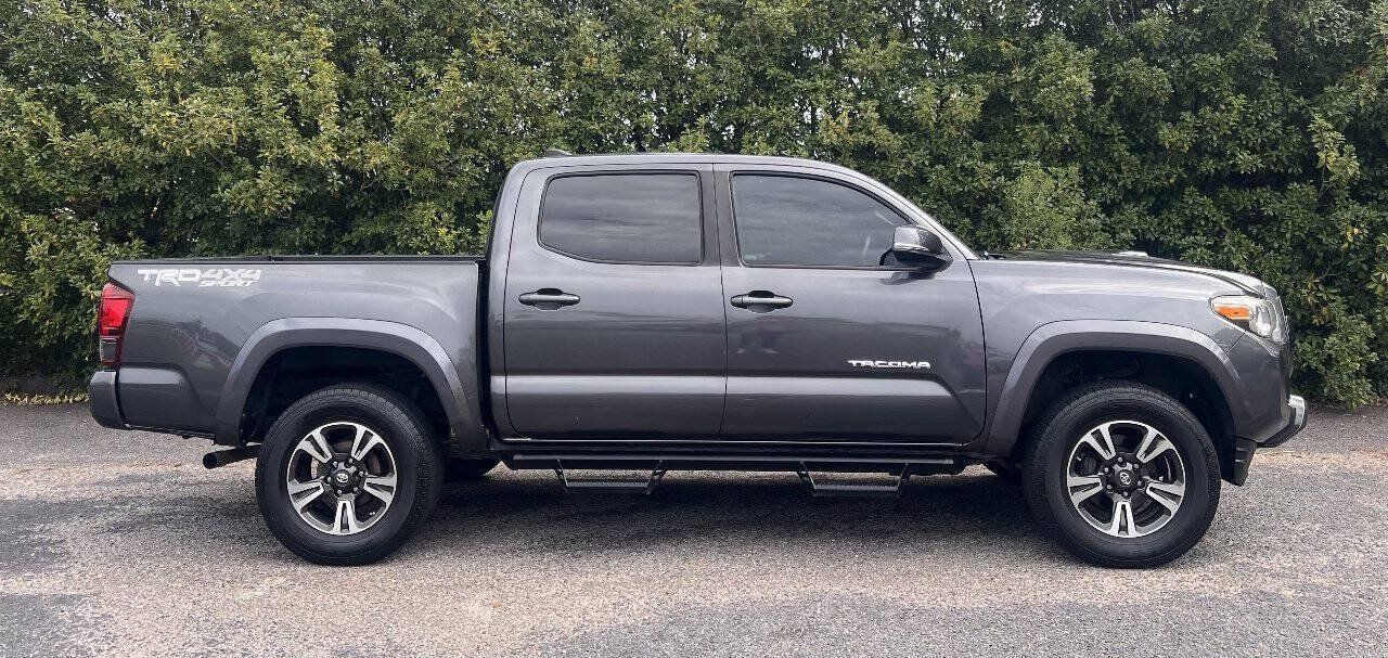 Used 2018 Toyota Tacoma TRD Sport AWD/4WD image 9