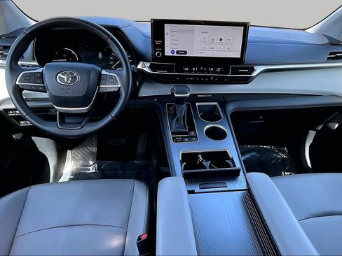Certified 2025 Toyota Sienna XLE FWD image 15