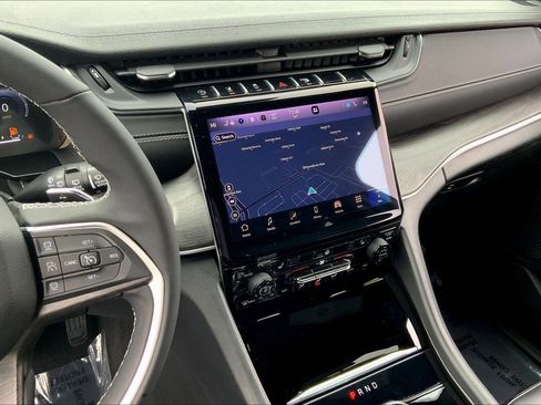 Certified 2025 Jeep Grand Cherokee Limited AWD/4WD image 6