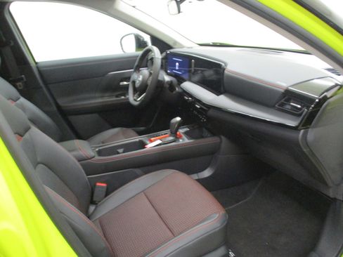 Used 2026 Nissan Kicks SR w/ SR Premium Package image 14